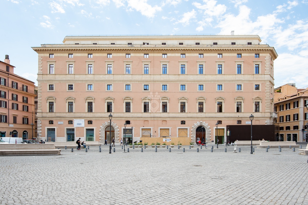 Piazza San Silvestro 8
