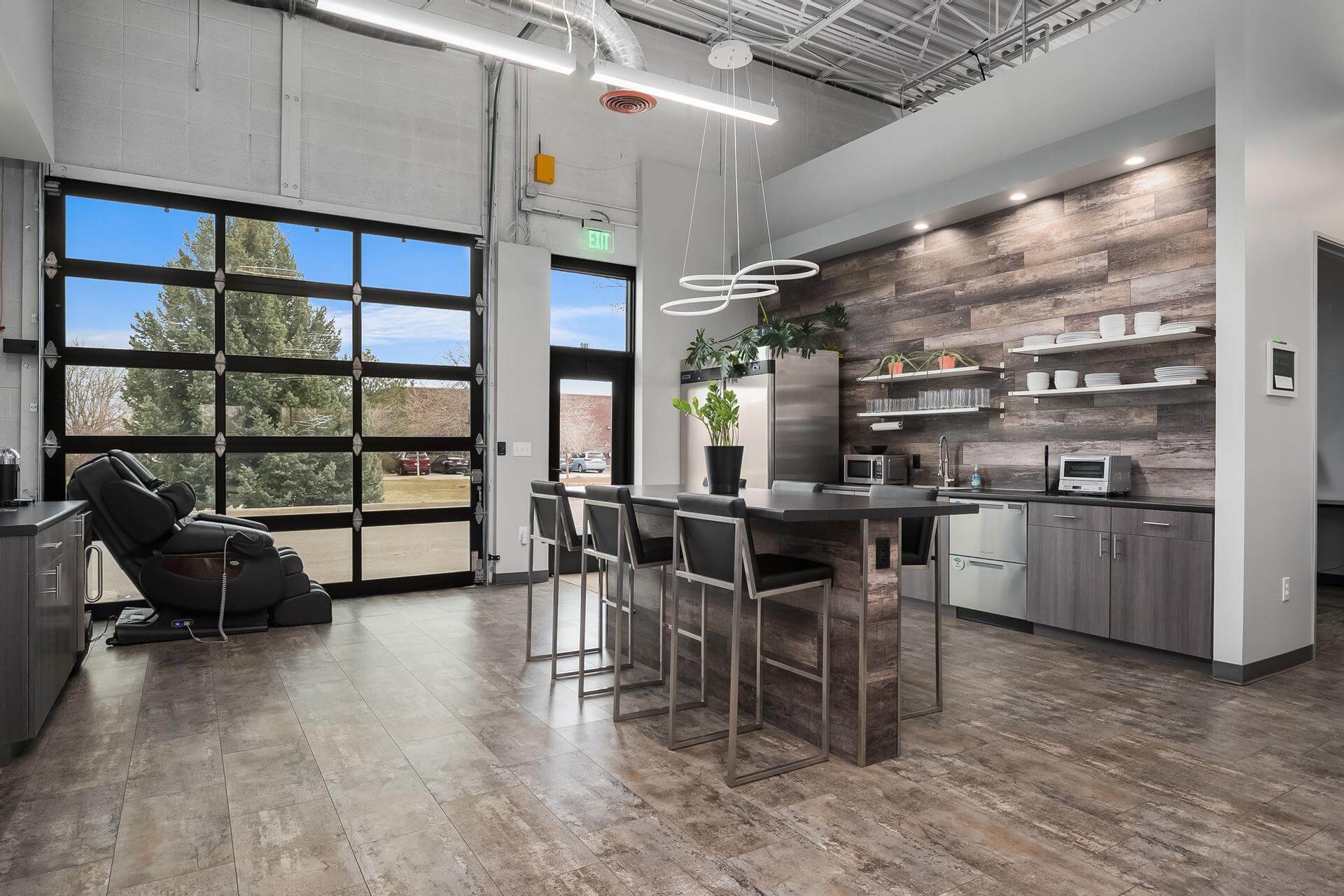 520 Courtney Way photo 5