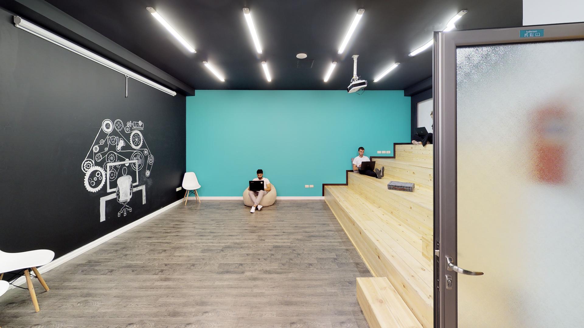 256 Hub Tsitsernakaberd Highway