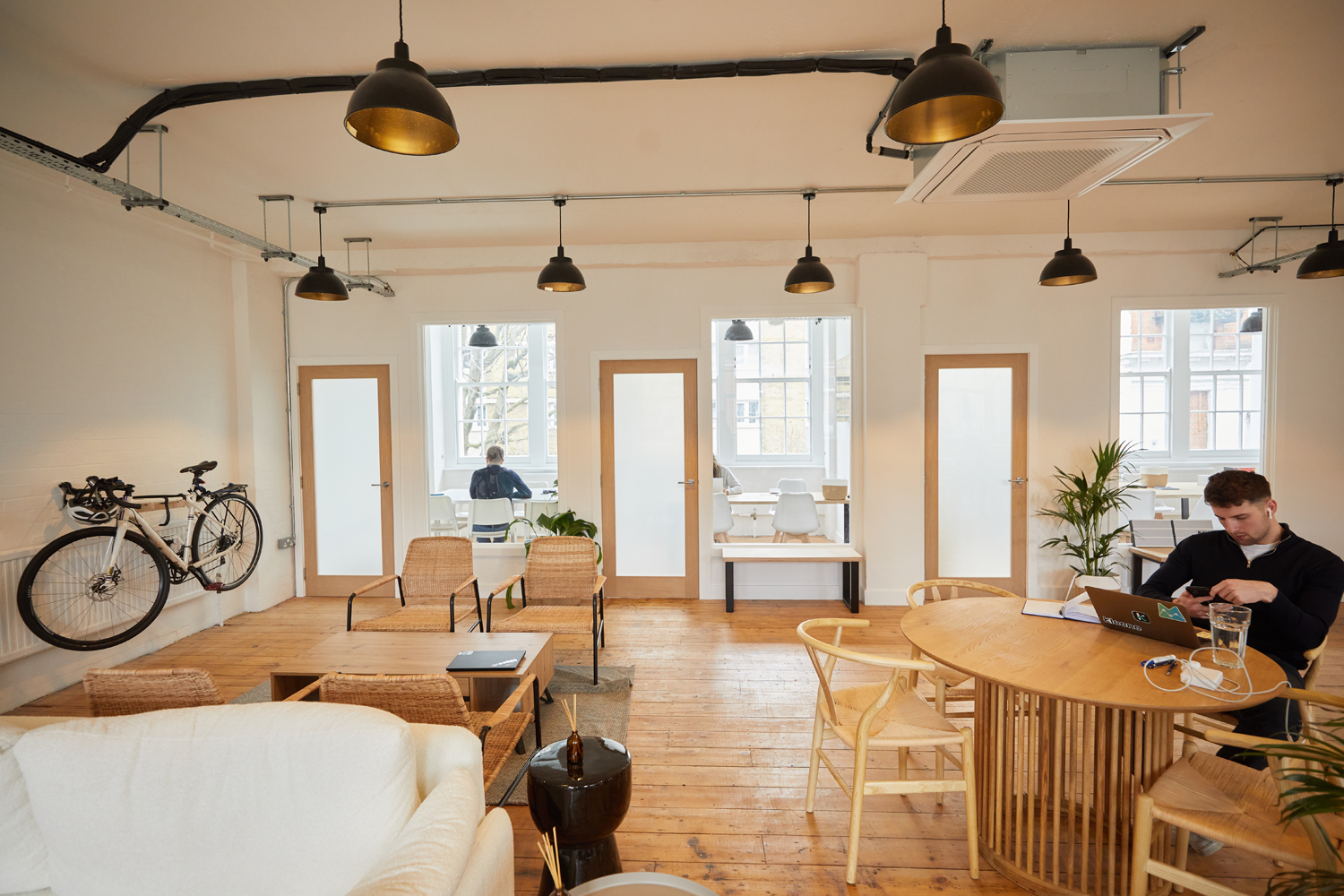 Overseas House photo 4