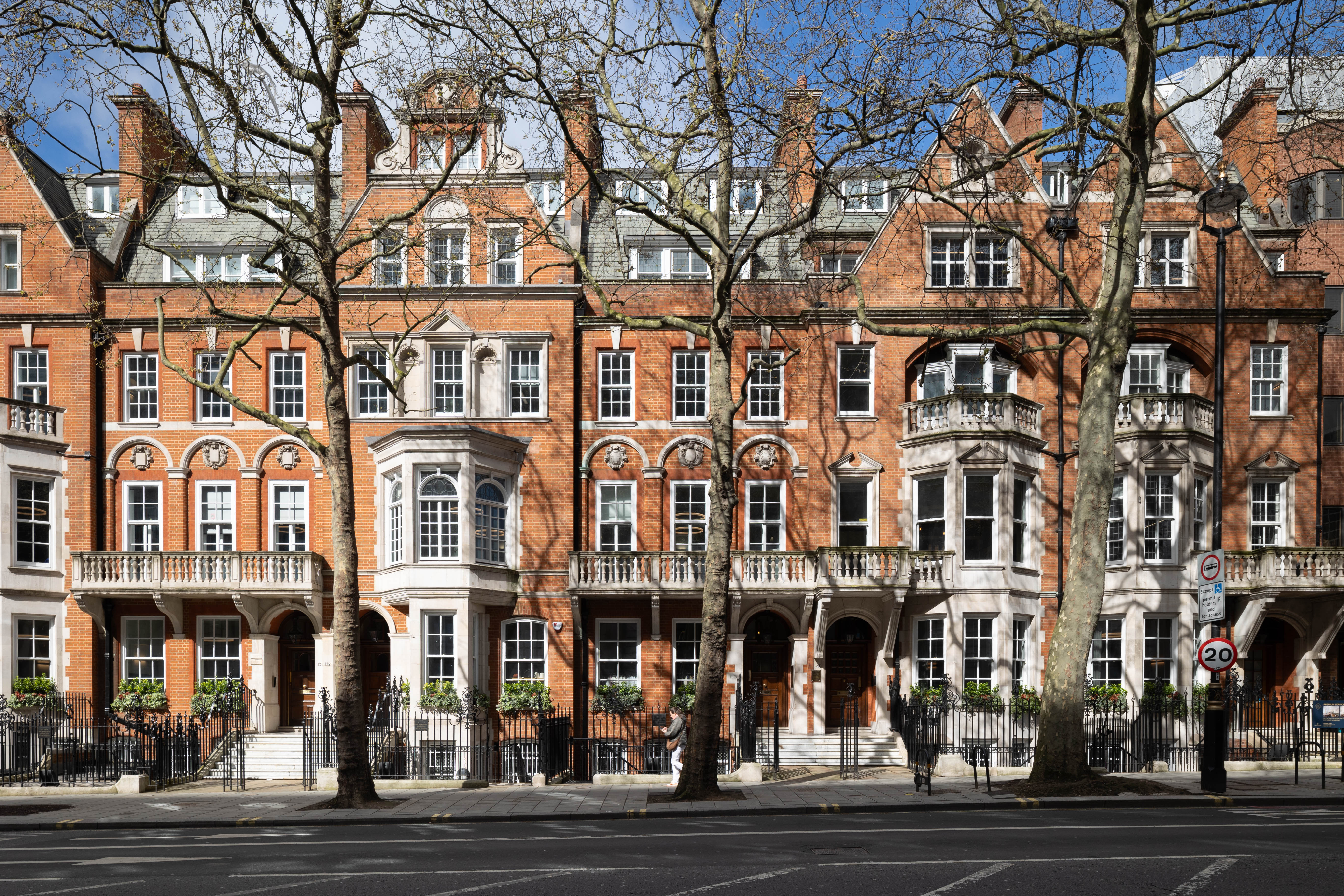 132 Buckingham Palace Road photo 8