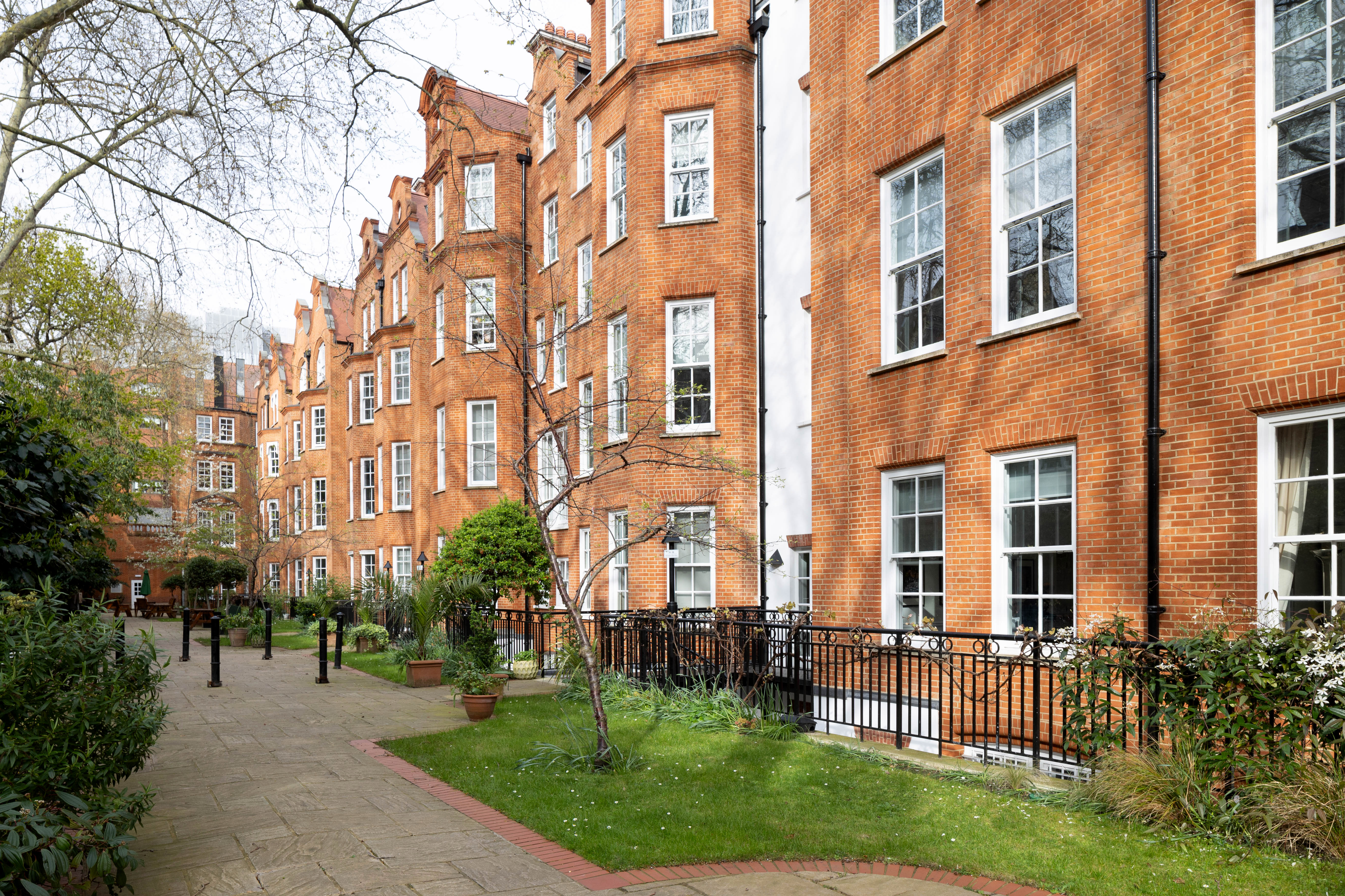 132 Buckingham Palace Road photo 6