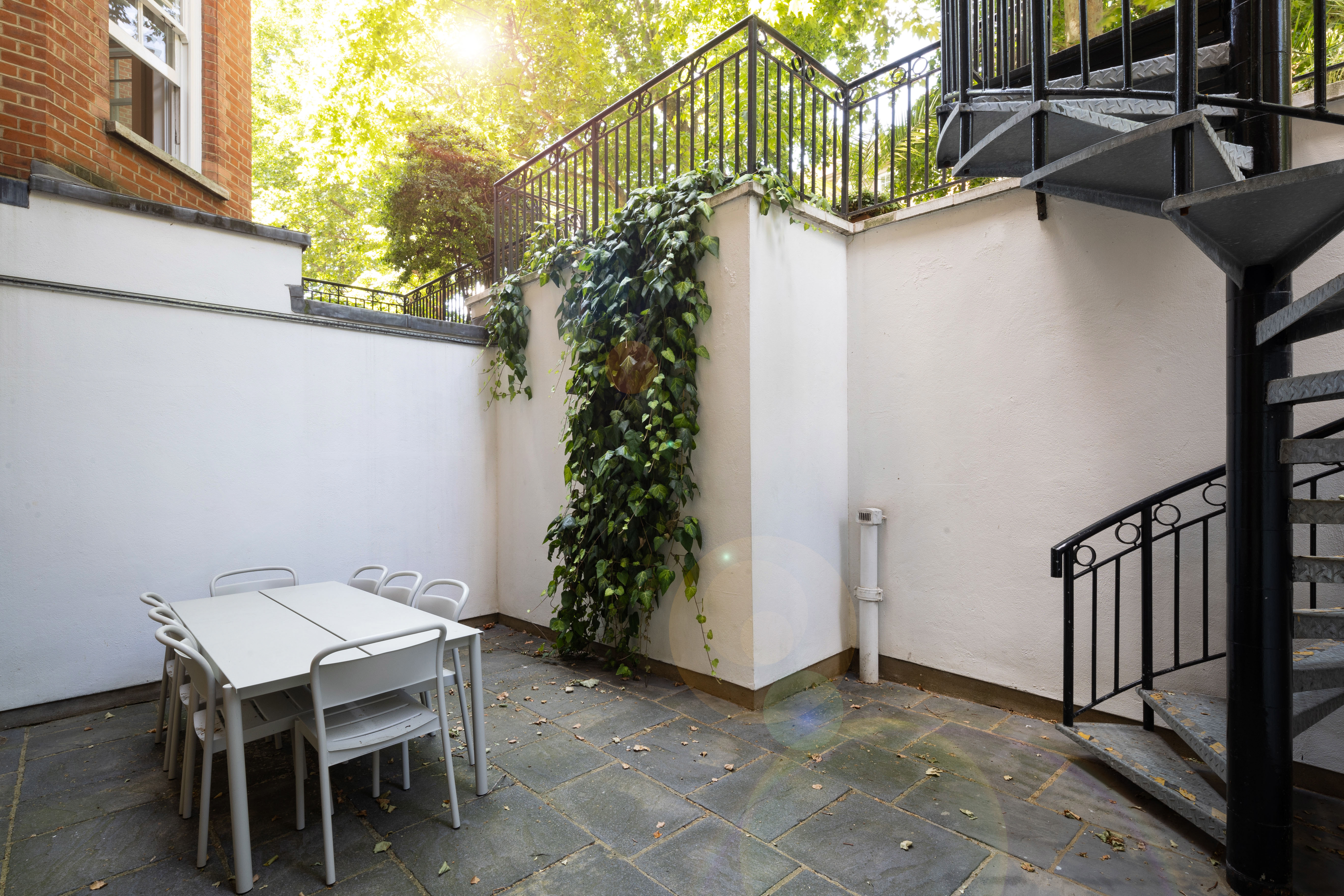 142 Buckingham Palace Road photo 2