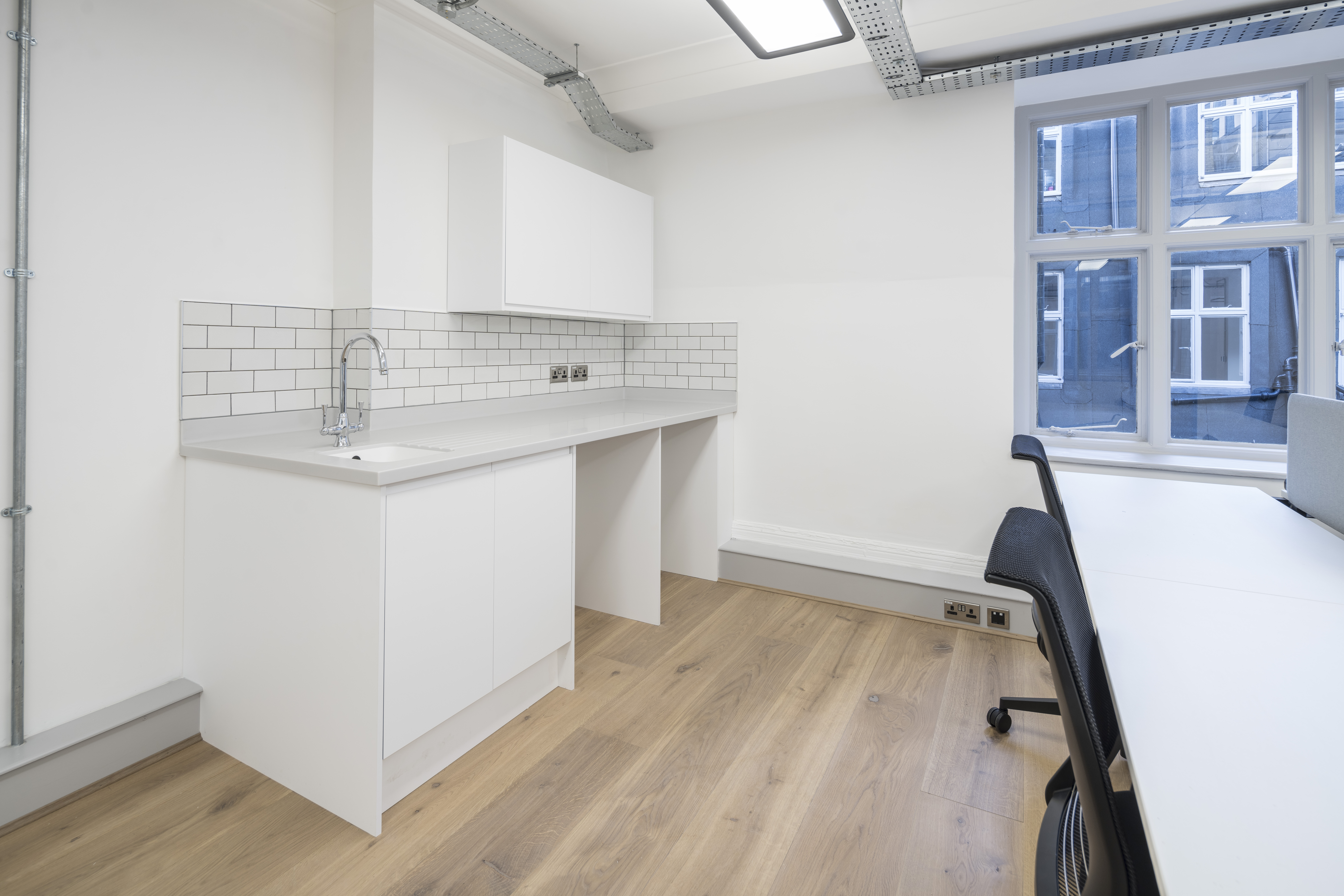 6 Lloyds Avenue photo 8