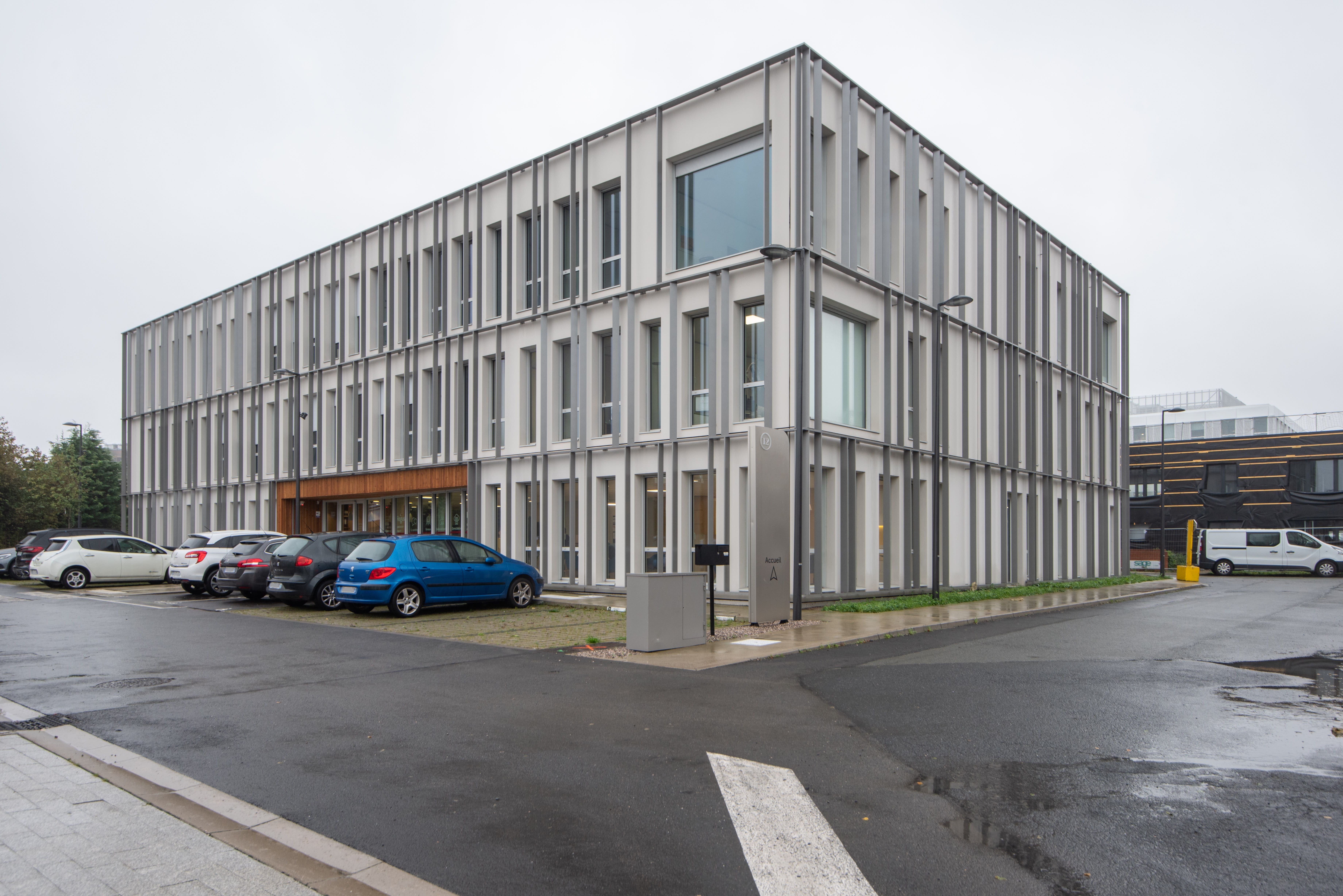 Le Neo Business Pole