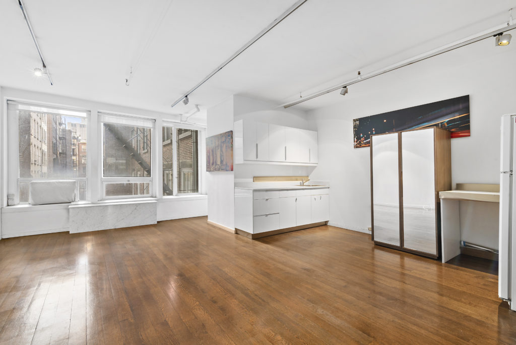 118 Spring St photo 3