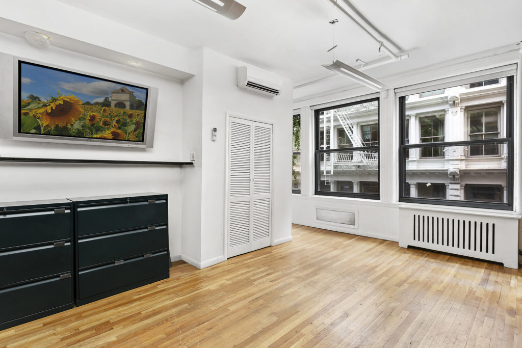 118 Spring St photo 4