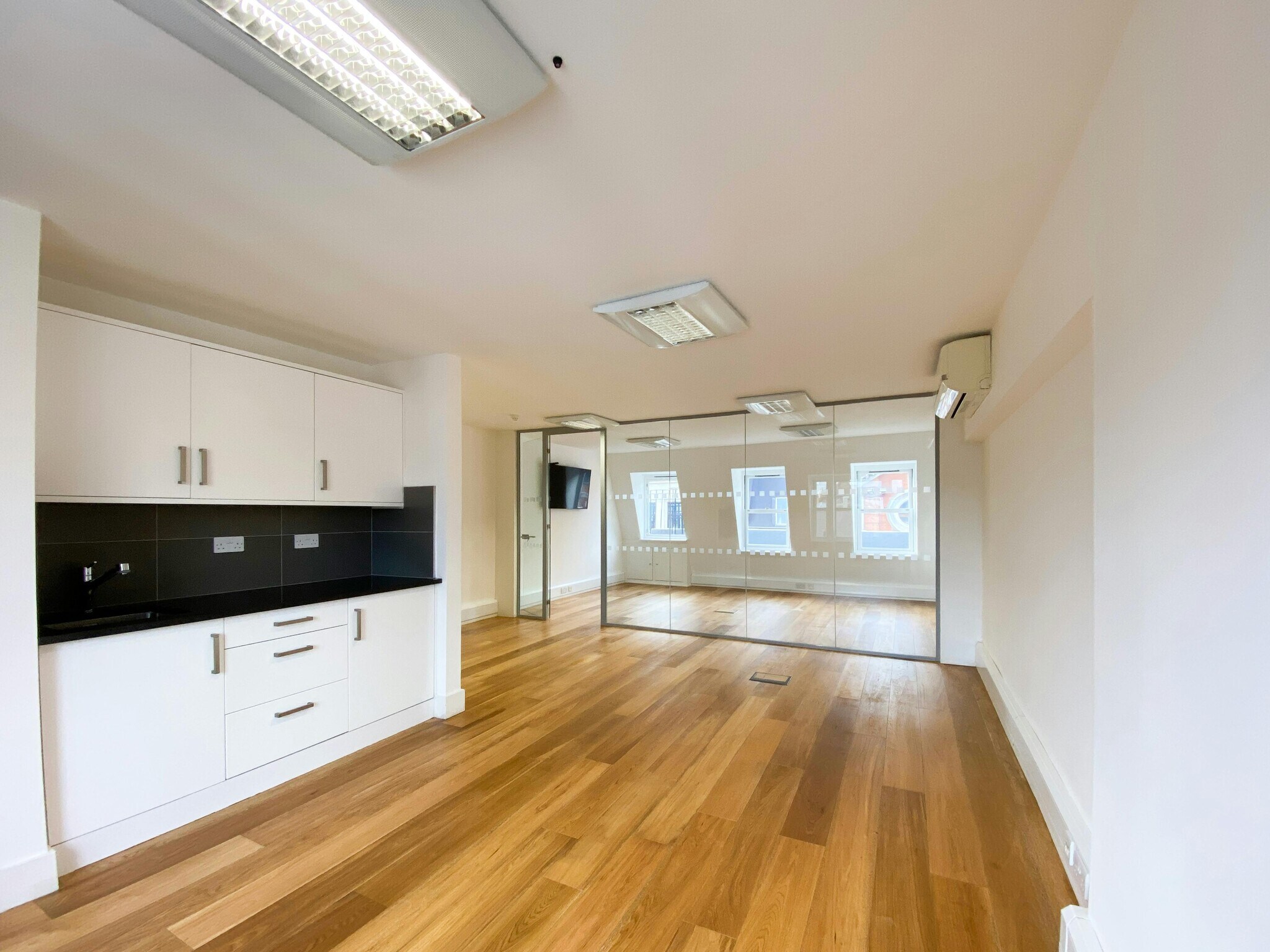 116 Great Portland Street photo 2