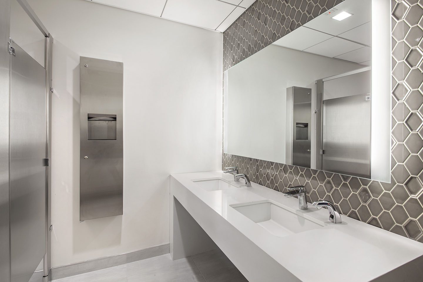 211 East 43rd Street photo 3
