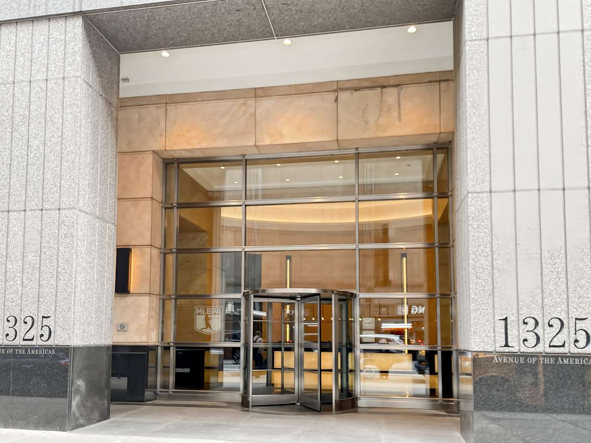 1325 Avenue of the Americas photo 1