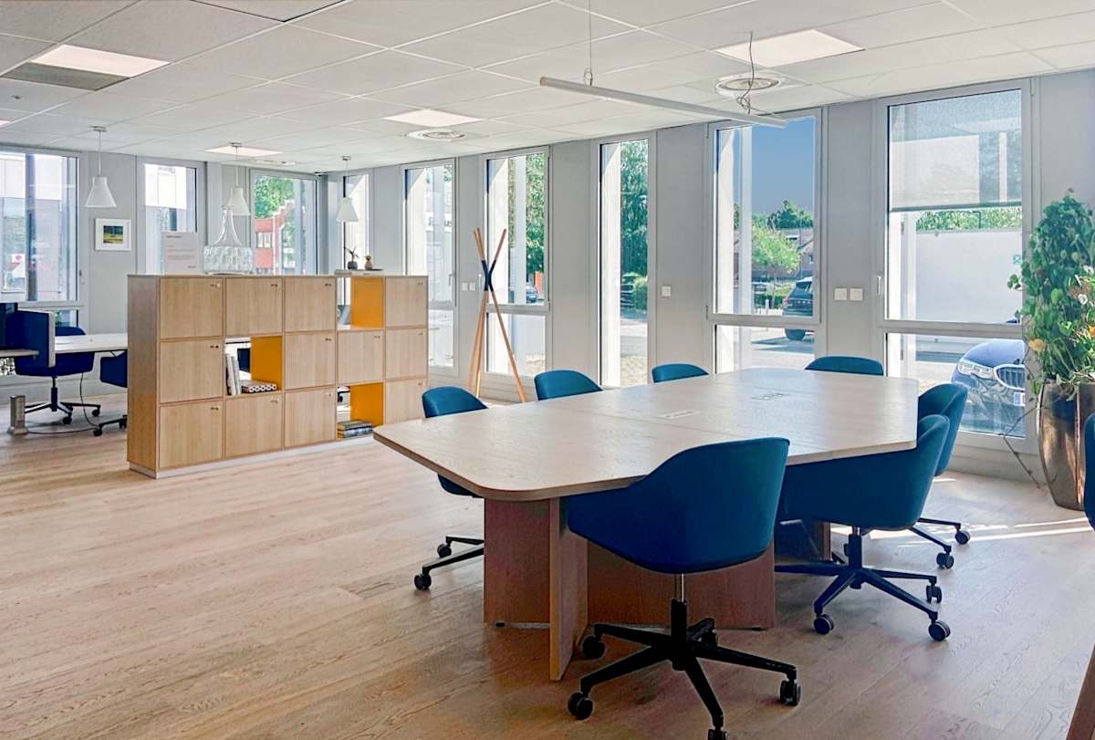 Le Neo Business Pole