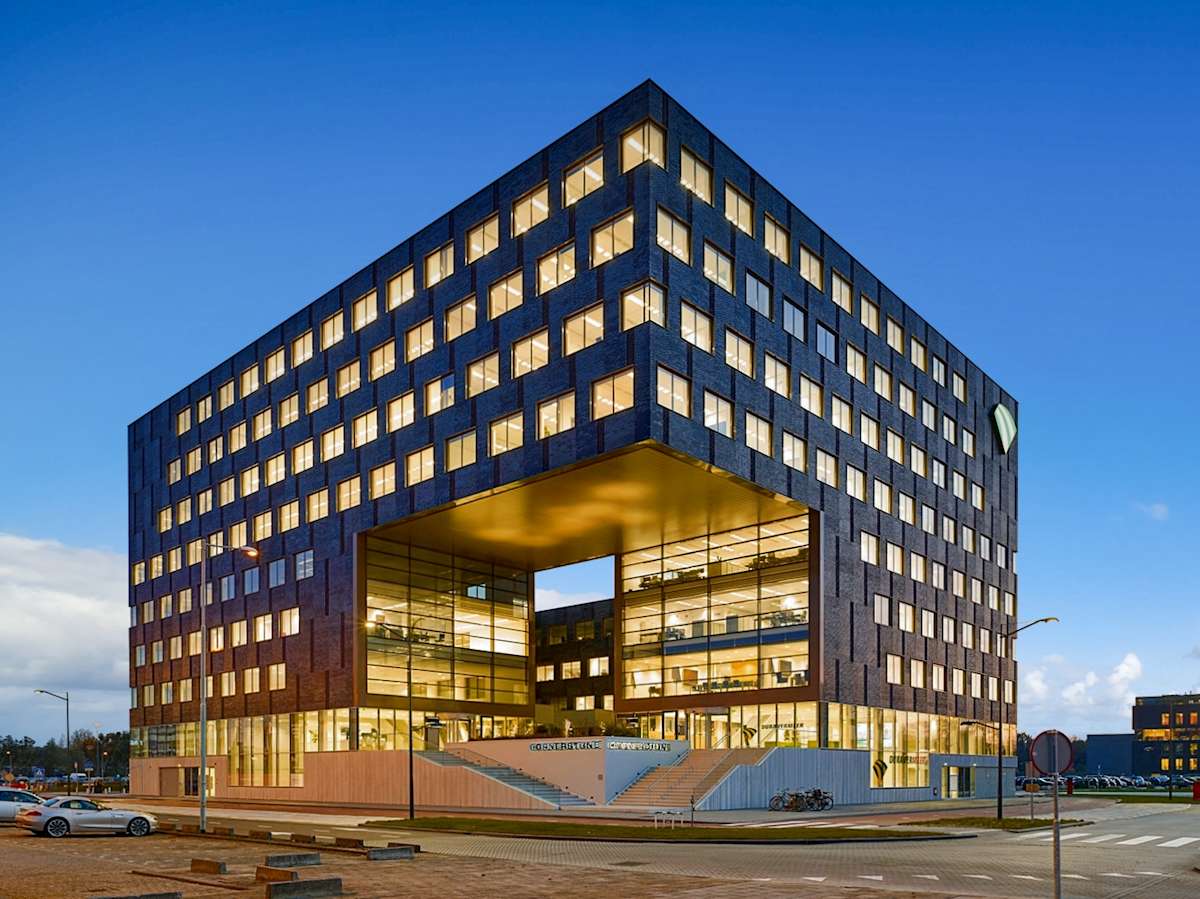 Rotterdam The Hague Airport photo 1
