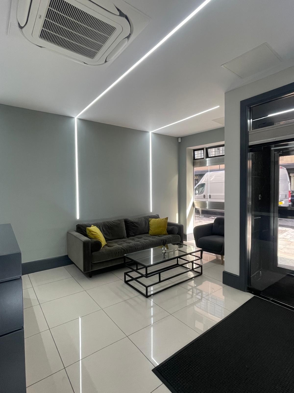 123 MINORIES photo 2