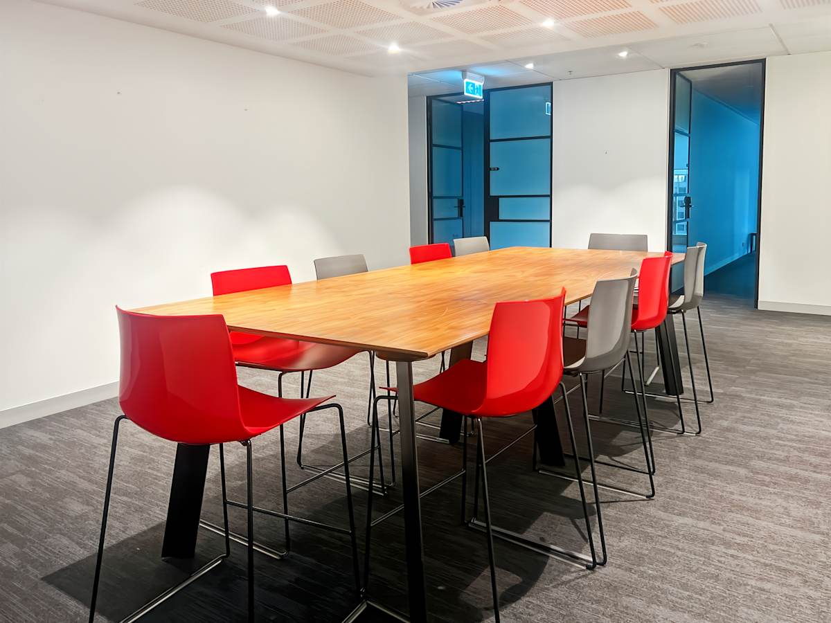460 Lonsdale Street photo 5