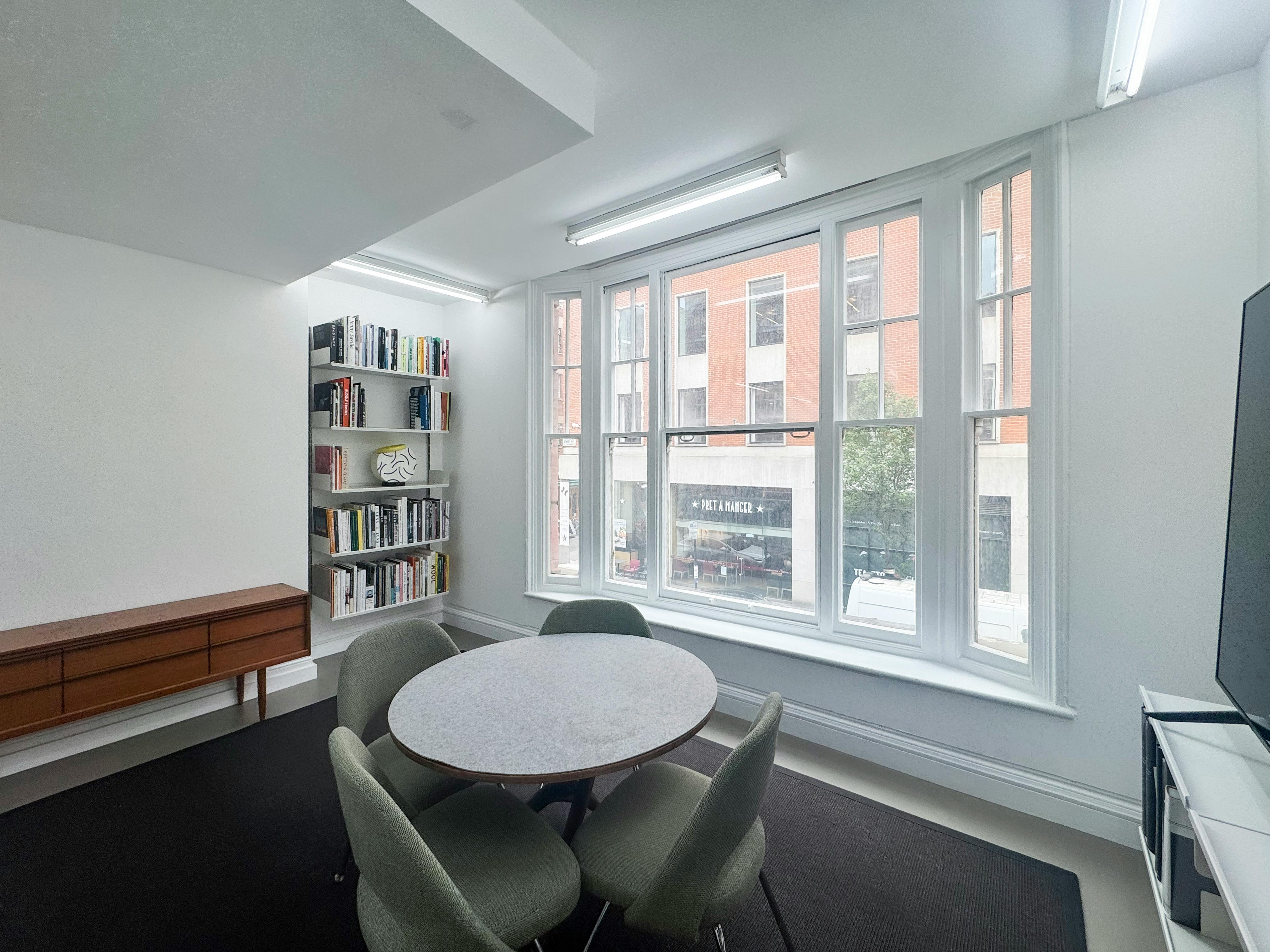 37 Eastcastle Street photo 3
