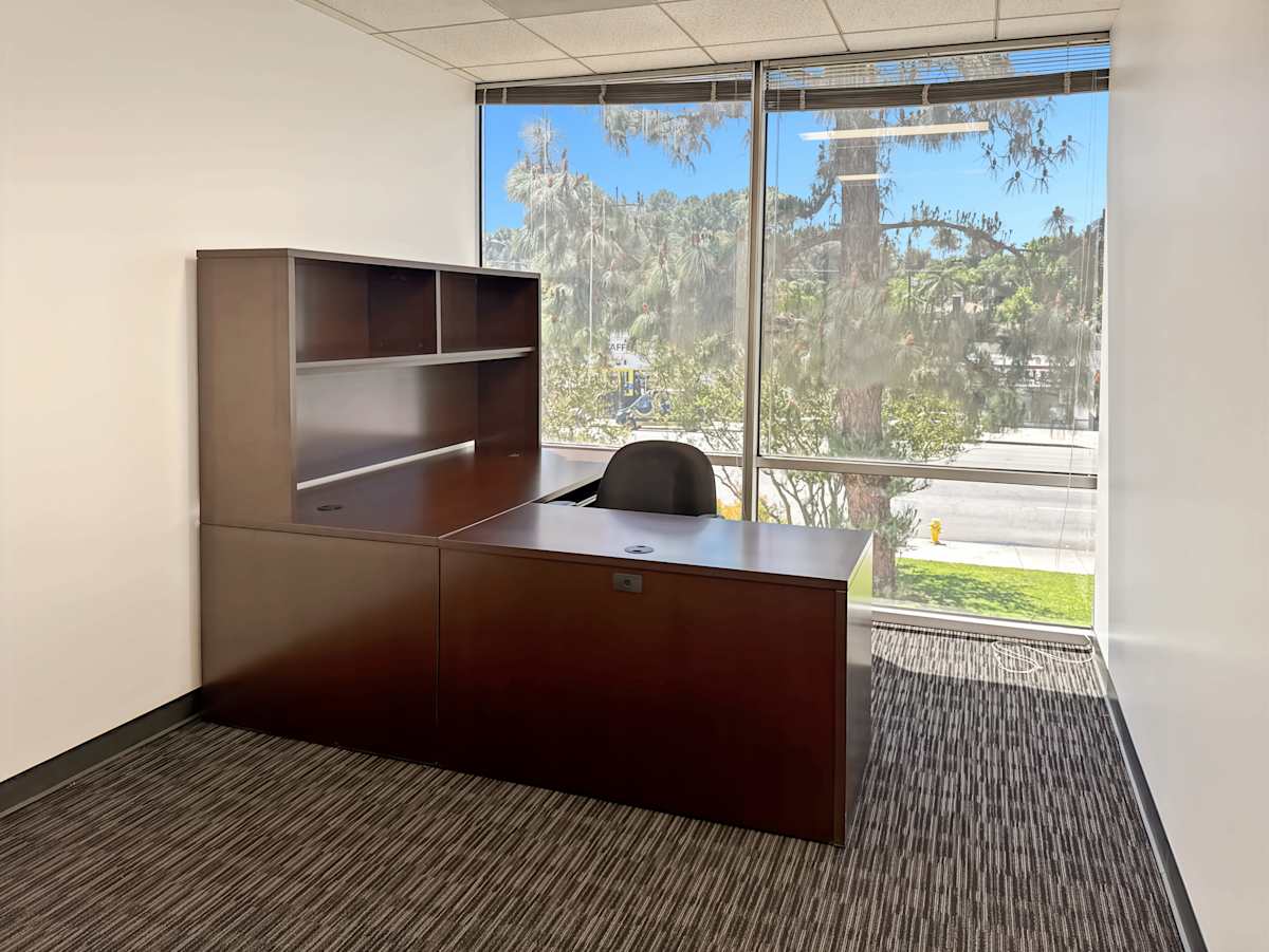 21031 Ventura Boulevard photo 4