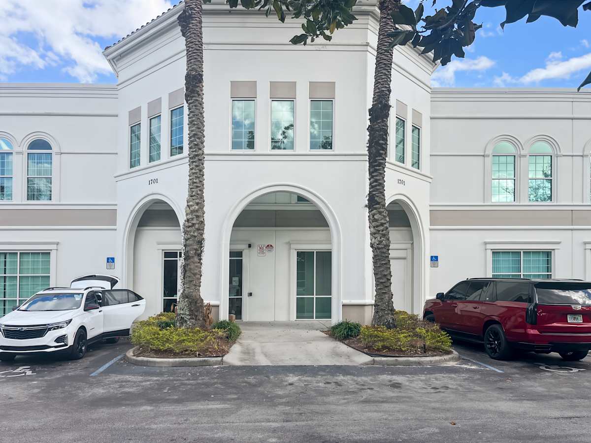 1701 Park Center Dr photo 1