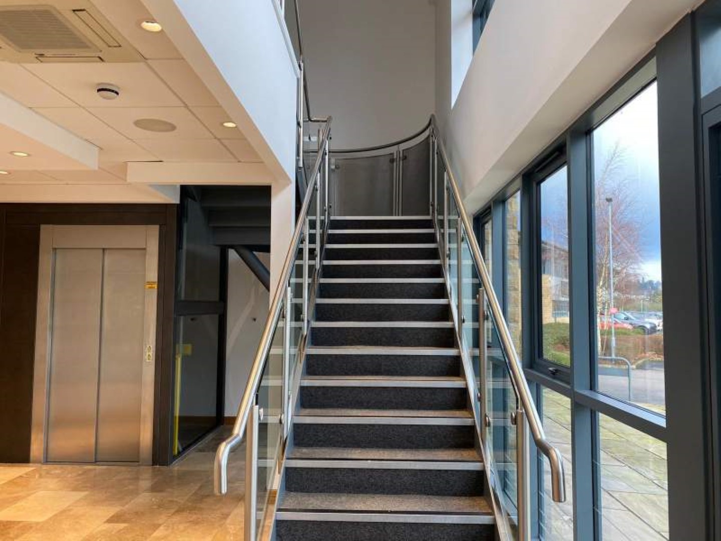 Vantage Court photo 4